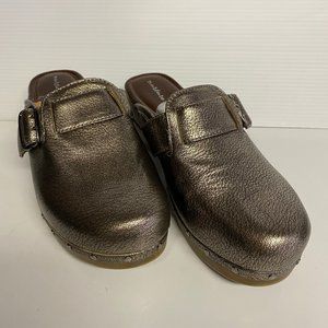 Nurture Libby Women's 8.5 Gold Clogs With Buckle